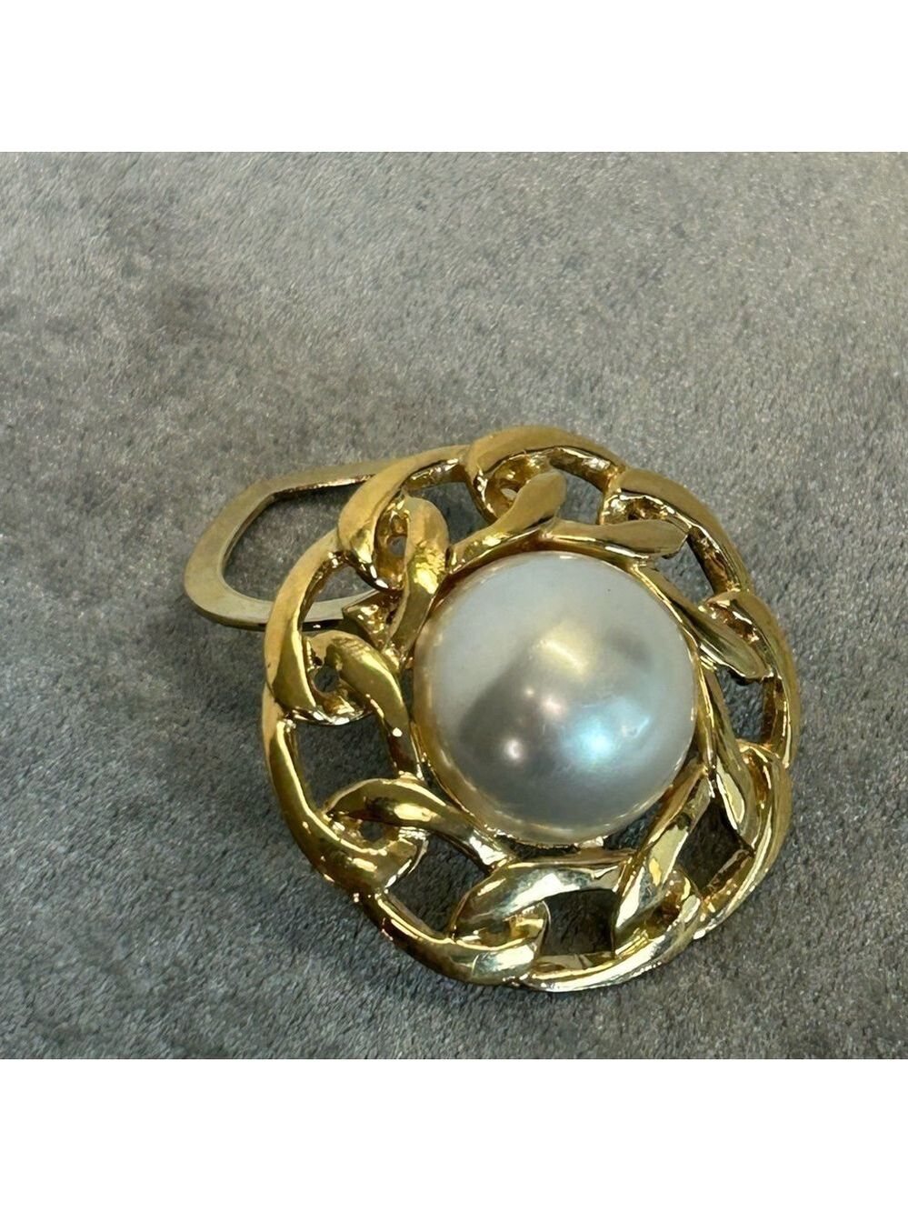 Butler vintage gold tone faux Pearl round chain-link scarf clip